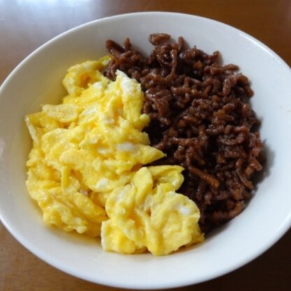 昼食に。
甘辛のそぼろと、ふわっとしたシンプルなたまごの組み合わせがイイ感じですね^m^
とても美味しくいただきました♪